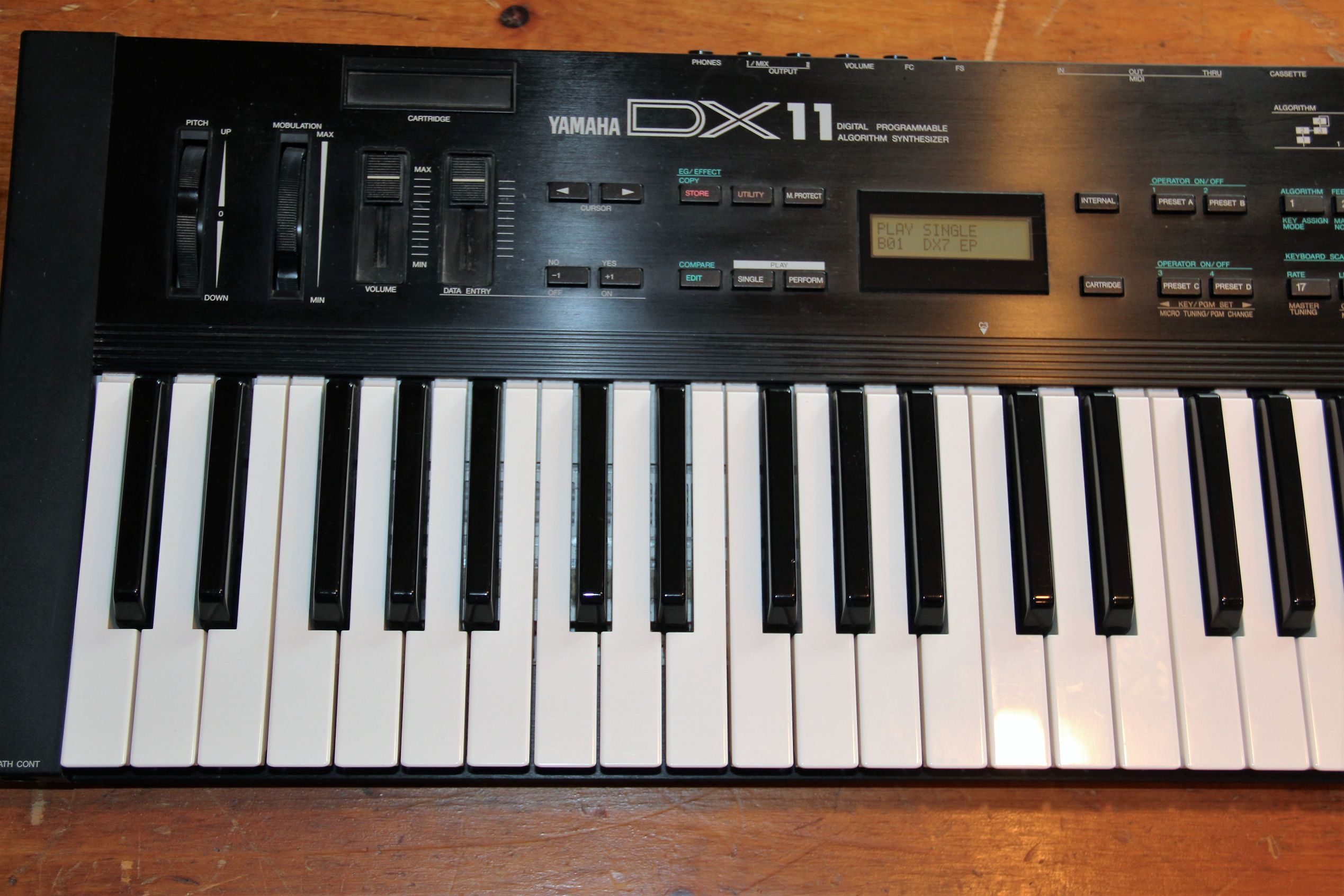 Yamaha dx. Yamaha dx11. Ямаха DX 11. Синтезатор Yamaha 737. Yamaha dx21 фото.