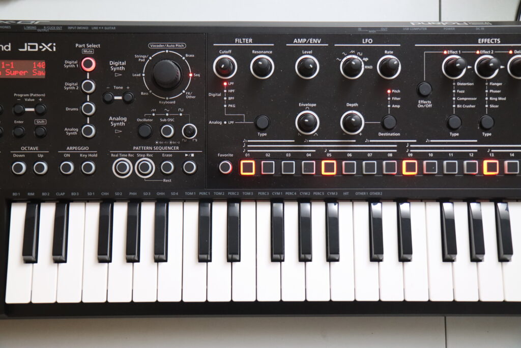 Omega Music  ROLAND Jupiter-X Synthétiseur numérique